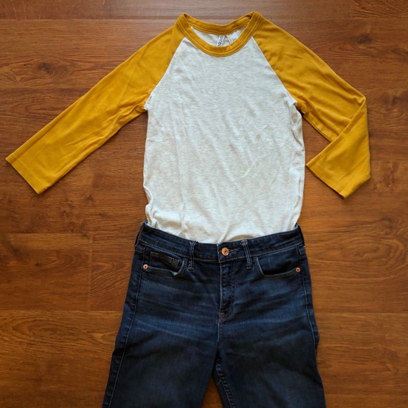 H&M Tops - 3/4 length sleeve baseball tee